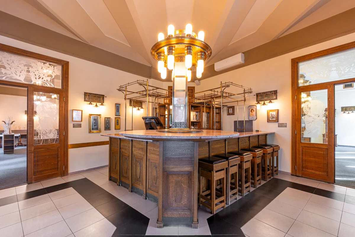 Villa Voyta, Praha 4 - bar pod dobovým lustrem
