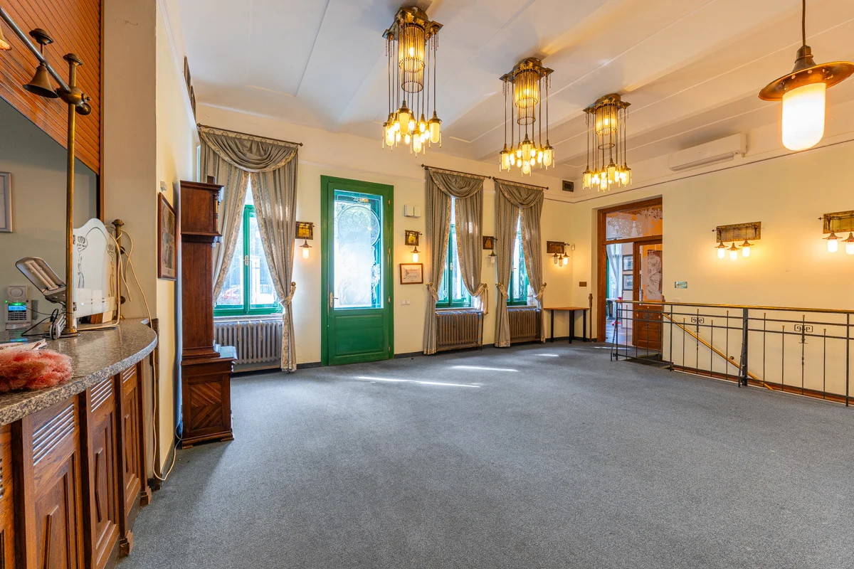 Villa Voyta, Praha 4 - salon s dobovými lustry a vitráží ve dveřích
