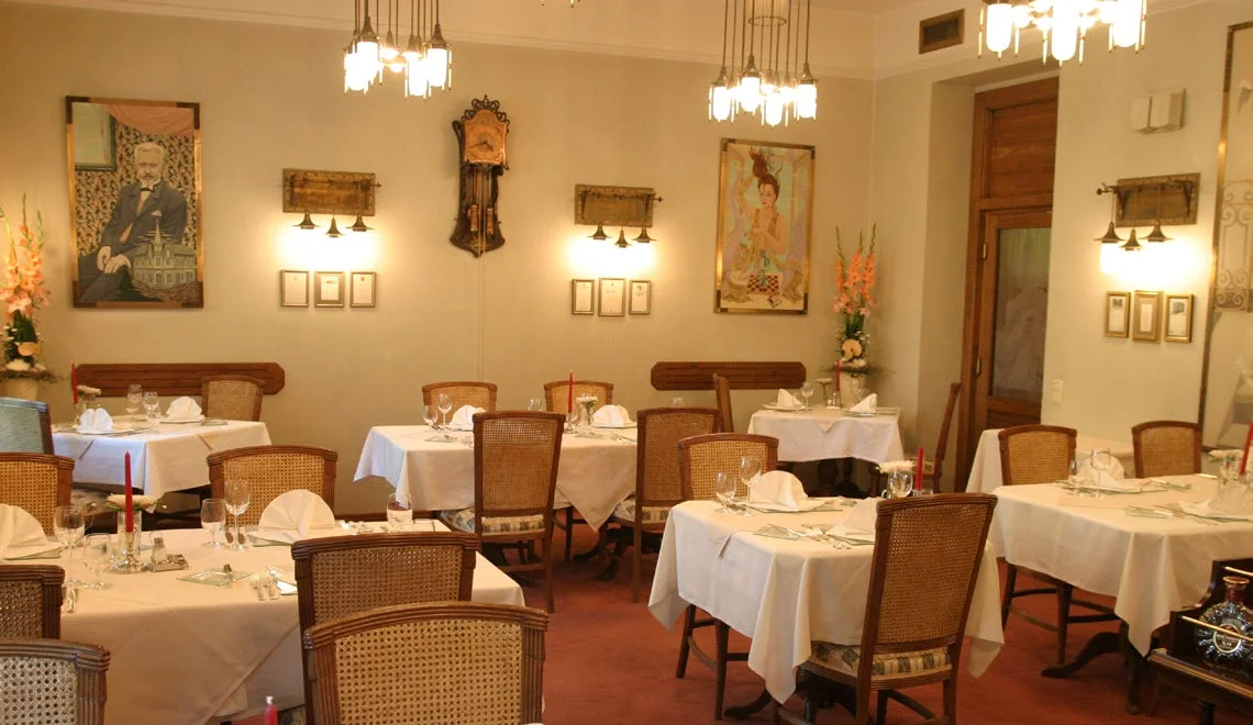 Villa Voyta, Praha 4 - jídelní sál s dobovým osvětlením
