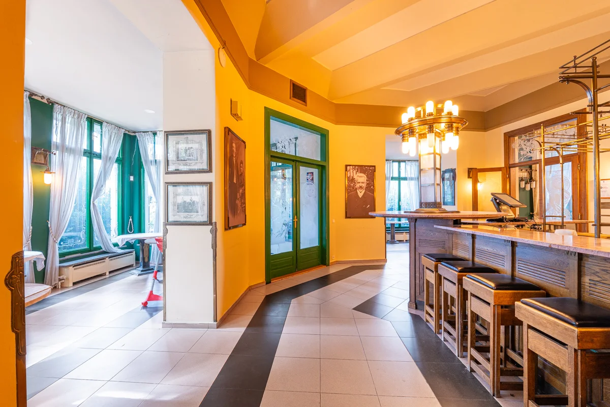 Villa Voyta, Praha 4 - průhled chodbou k baru