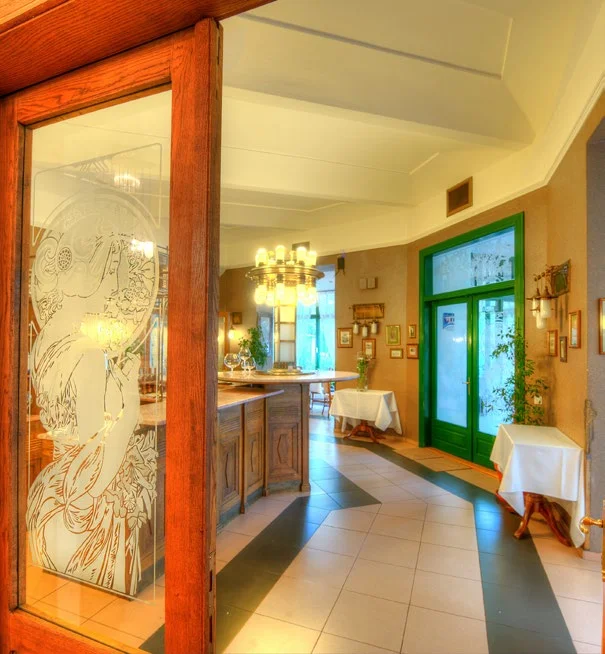 Villa Voyta, Praha 4 - vstupní prostor s vitráží