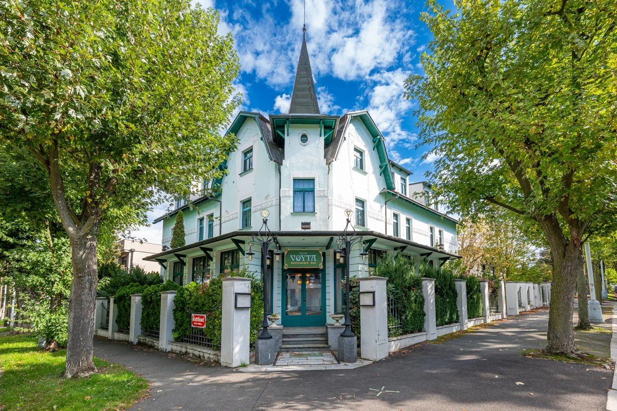 Villa Voyta, Praha 4 - secesní vila s věžičkou, pohled z ulice